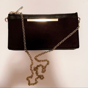 Black Aldo Clutch which chain